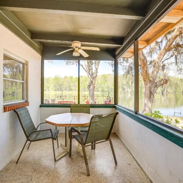 Dock & Fire Pit: Scenic Studio on Suwannee River!,位于奇夫兰的酒店