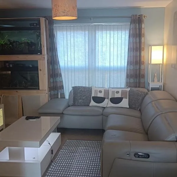 Spacious Cheltenham Flat with Free Allocated Parking，位于切尔滕纳姆的酒店