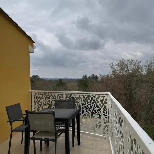 Chambre hotes avec vue panoramique sur la foret，位于迪涅莱班的酒店
