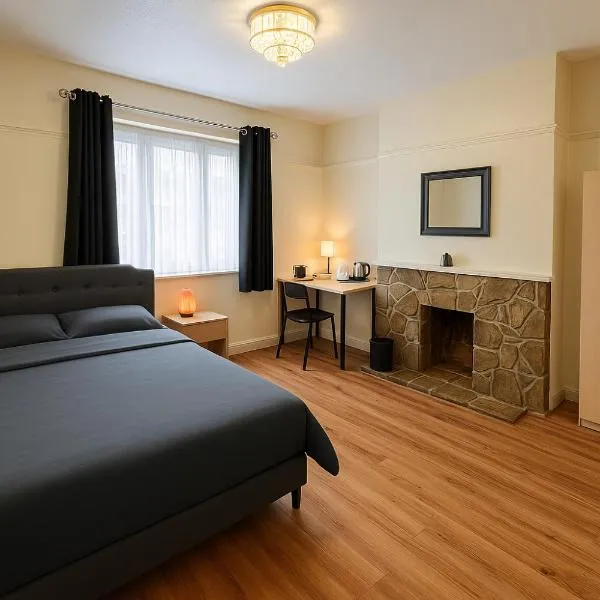 Cosy Double Room in Harrow & Wealdstone - Desk,Fast Free Wi-Fi,Near Station - 15 mins by train to Wembley Central & Euston，位于Harrow Weald的酒店
