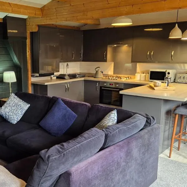 Chalet close to Heathrow T5, Windsor Castle, Legoland, Thorpe Park, with off road parking, free Wifi, private garden, spacious & fully equipped, cozy wood burner & comfy sofa, ideal for exploring London with trains to Waterloo, a beautiful unique retreat，位于科恩布鲁克的酒店