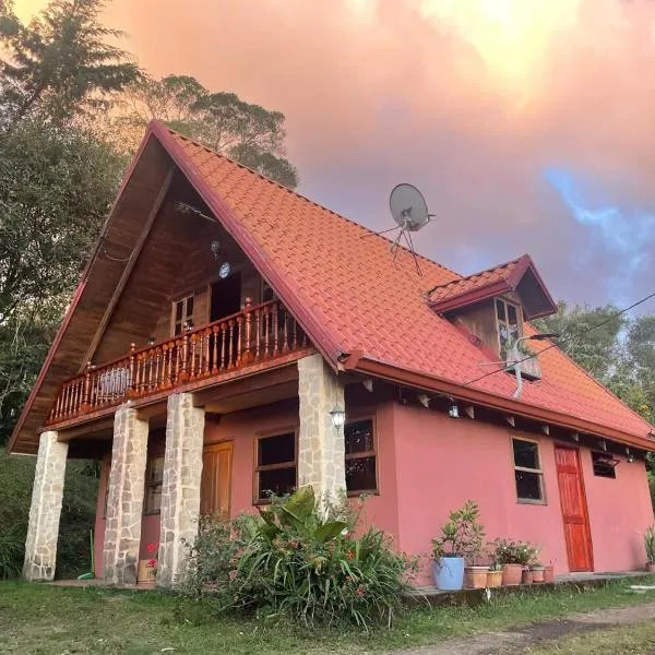 Mountain Chalet with Valley View，位于阿拉胡埃拉的酒店