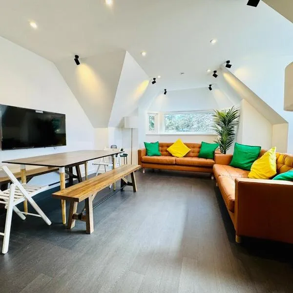 BIG Penthouse - 3-Bedroom - 2-Bathroom - Sleeps 8，位于伯恩茅斯的酒店
