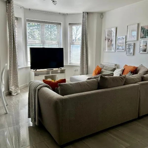 Modern 2 Bed Apartment With Free Parking And Netflix，位于Dawley的酒店
