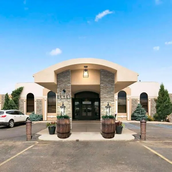 Revel Hotel Minot - SureStay Collection by Best Western，位于迈诺特的酒店