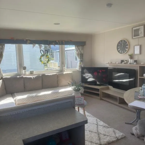 The Aurora van at Presthaven sands holiday park and beach resort in North Wales- 8 berth，位于普利斯坦丁的酒店