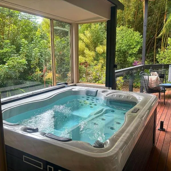ELEVATA VILLA Luxe Spa Jacuzzi - Wood Fire - Claw Bath - Pet Friendly，位于蒙特维尔的酒店