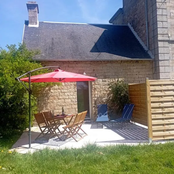 Cottage cosy 3 étoiles à 25 mn de la côte de granit rose，位于Bégard的酒店