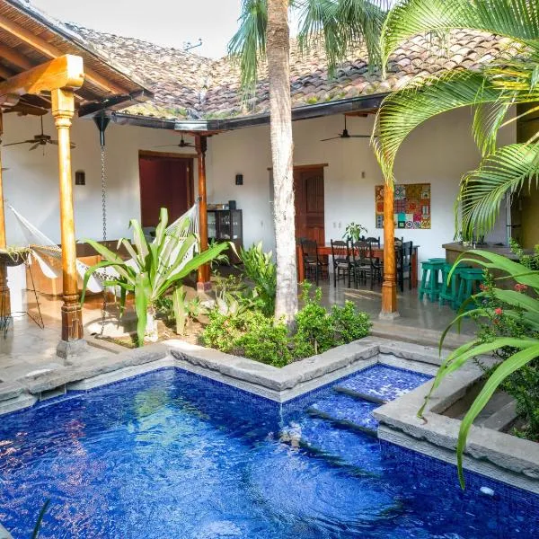 Colonial Charm with Private Pool Steps from Central Plaza，位于格拉纳达的酒店