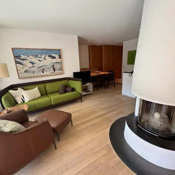 Sleek Mountain Escape, Light and Airy，位于弗利姆斯的酒店