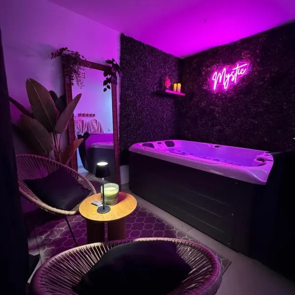 Love Room - Le Mystic，位于Saint-Symphorien的酒店