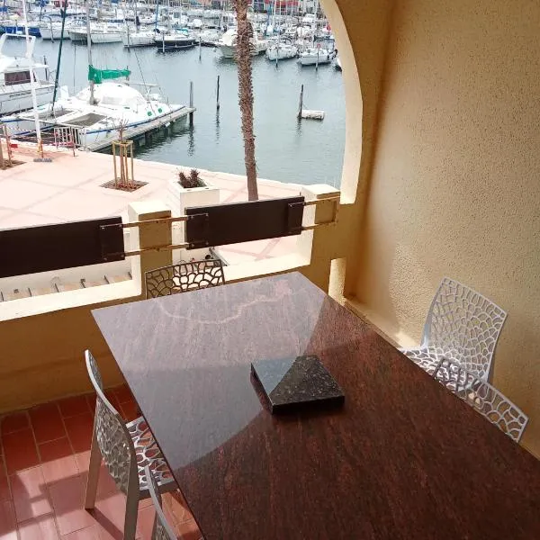 superbe appartement vue port，位于勒卡特海滩的酒店