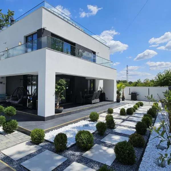 Vila LakeView Snagov, Terasă pe Acoperiș, Self Check-in, Parcare Privată，位于斯纳戈夫的酒店