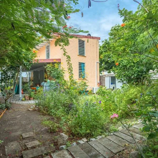 Appartement cosy au Carbet avec balcon et vue sur mer - 70 m²，位于勒卡尔贝的酒店