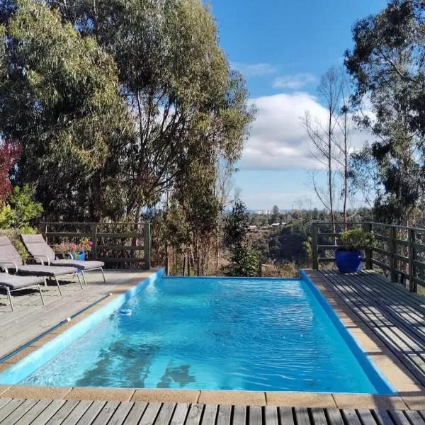 Dormitorio con baño privado en parcela con piscina，位于阿尔加罗沃的酒店