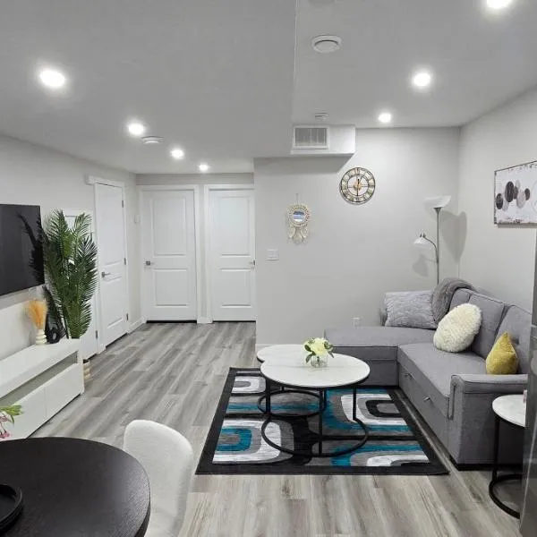 Bleniel Place - Stylish Basement Suite with Wi-Fi Netflix & Parking，位于埃德蒙顿的酒店