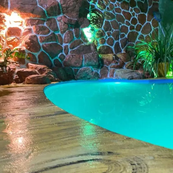 chalé com cozinha dois quartos e piscina privativa，位于福廷的酒店