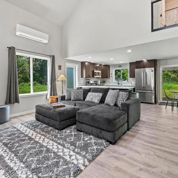 Rainier Cabin with Fireplace-WiFi-Yard-Meadow Views，位于阿什福德的酒店