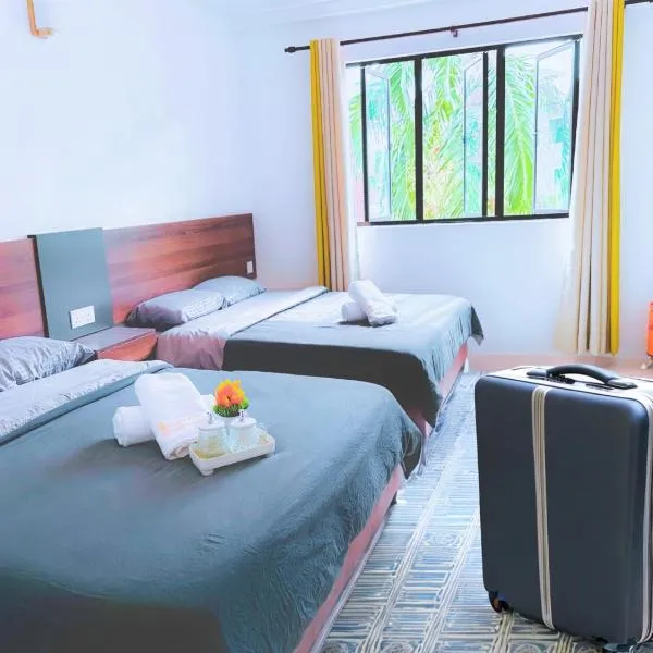 Pangkor Island Pool View Studio 2 Queen Beds 2 Min Walk to the Beach Free WiFi & Parking，位于邦咯的酒店
