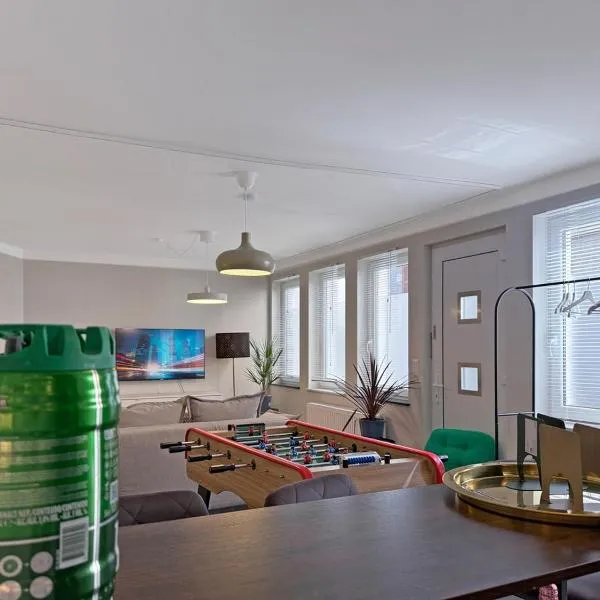 Zentr Stuttgart Gruppen-Duplex 13 Schlafplätze, PS5, Spiele & Terrasse，位于斯图加特的酒店