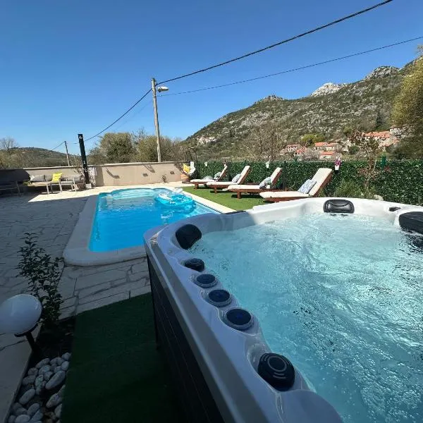 Villa Ivona with swimming pool and jacuzzi，位于Ošlje的酒店