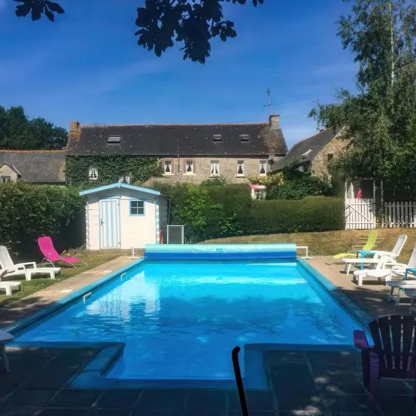 Countryside Retreat in Brittany 2 Bedrooms Sleeps 4 Heated Swimming Pool Free Wifi，位于Plouguenast Langast的酒店