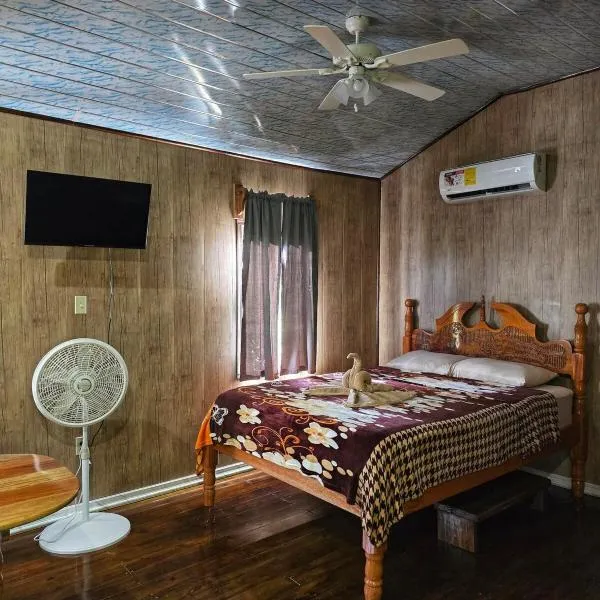 Hibiscus Cabin with AC at Freshwater Creek Cabanas，位于霍普金斯的酒店