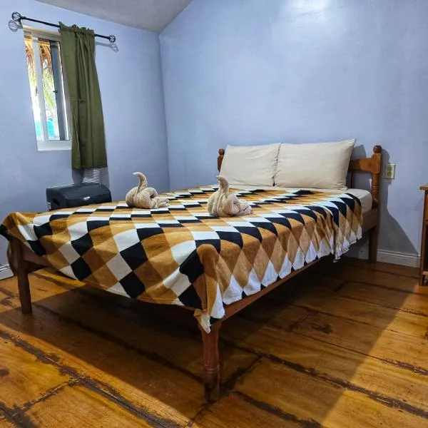 Cotton Tree Cabin at Freshwater Creek Cabanas，位于霍普金斯的酒店