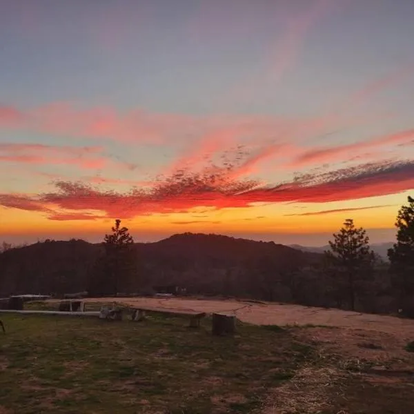 Campground at Sequoia Mountain Farms - Bring Your Own Tent or RV - No Bedrooms or Beds Provided，位于Miramonte的酒店