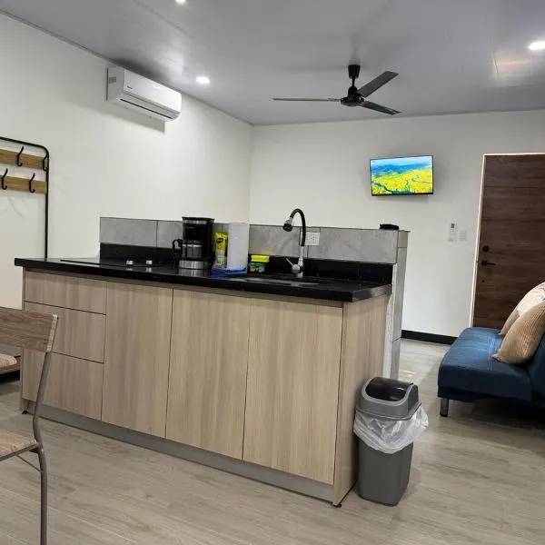 Punta Leona, beach 5mn,gated parking, AC, TV, WiFi，位于Quebrada Ganado的酒店