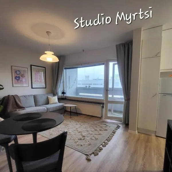 Direct train to Helsinki and airport, near shopping center，位于万塔的酒店