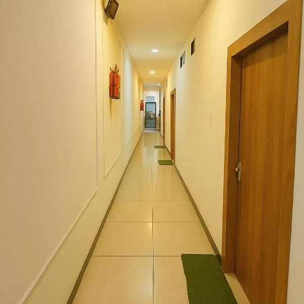 GOVINDA PALACE Luxury HOTEL near railway station and temple，位于乌贾因的酒店