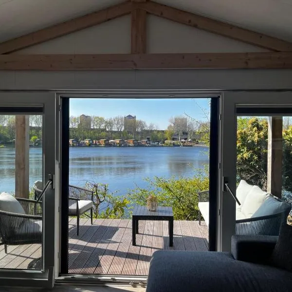 Luxe nieuwbouw chalet aan het water，位于胡弗拉肯的酒店