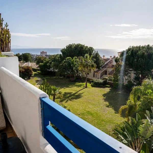 Sea view apartment with great terrace and 4 pools - Duquesa Suites 308，位于马尼尔瓦的酒店