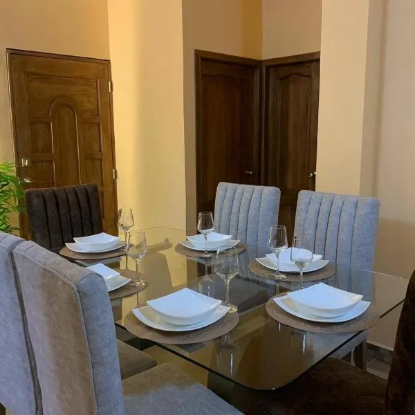 Family Apartment in San Cristóbal with 2 Bedrooms, 4 Beds, Living Room, Dining Area, Kitchen, Satellite WiFi and 1 Bathroom with Hot Water - CoralBay - Galápagos Home，位于巴克里索莫雷诺港的酒店