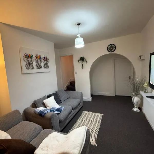 Rems 3bed apartment with games for fun, close to gym and garden view，位于西布罗姆维奇的酒店