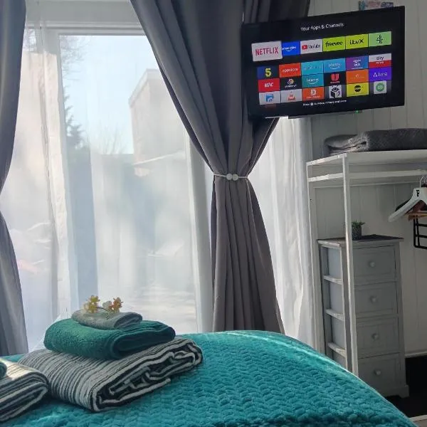 A lovely 2-bedrooms guest house in Derby City - recently EXTENDED to 355 feet2 - Up to 4 PEOPLE now, Peaceful, with Private entrance, FREE PARKING, Kitchenette, Air-Con, Heating, x2 Smart TVs and Super FAST Wi-Fi，位于德比的酒店