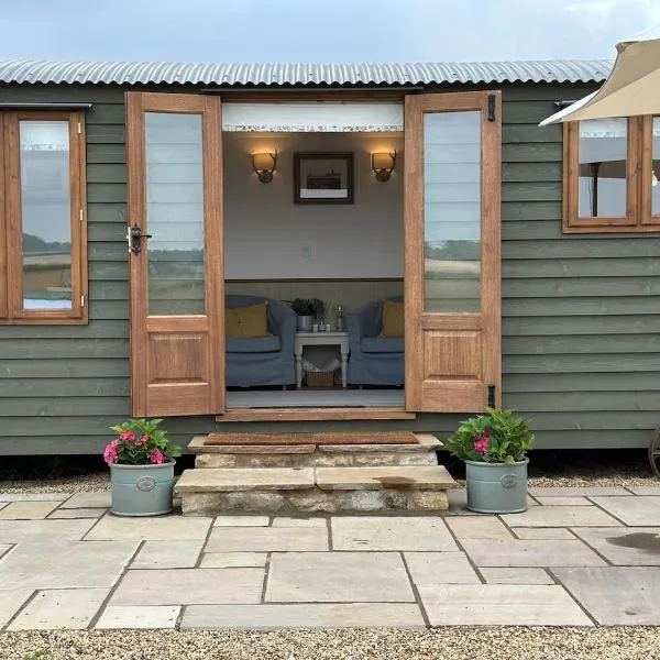 Fotheringhay Glamping，位于Fotheringhay的酒店