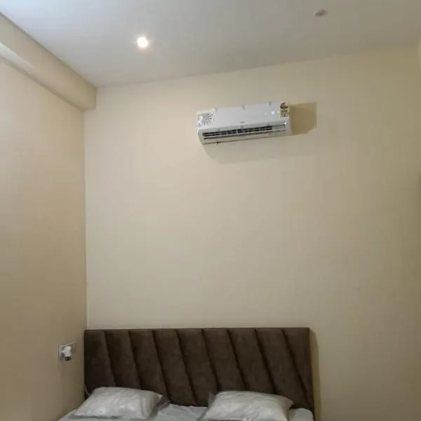 Shree Krishna Kunj Villa Home Stay，位于乌贾因的酒店