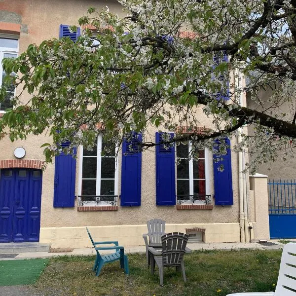 Appartement avec jardin partagé，位于Loures-Barousse的酒店