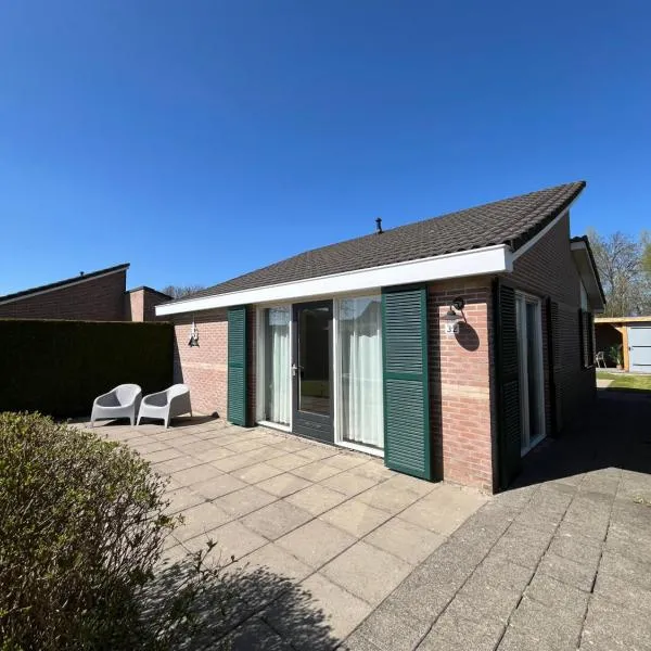 Knusse bungalow met omheinde tuin met veranda，位于曲马勒姆的酒店