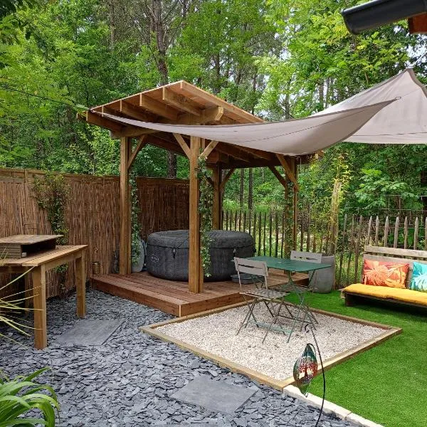 Chalet avec SPA en pleine nature 30 min des plages lac, océan et bassin d'Arcachon，位于Sainte-Hélène的酒店