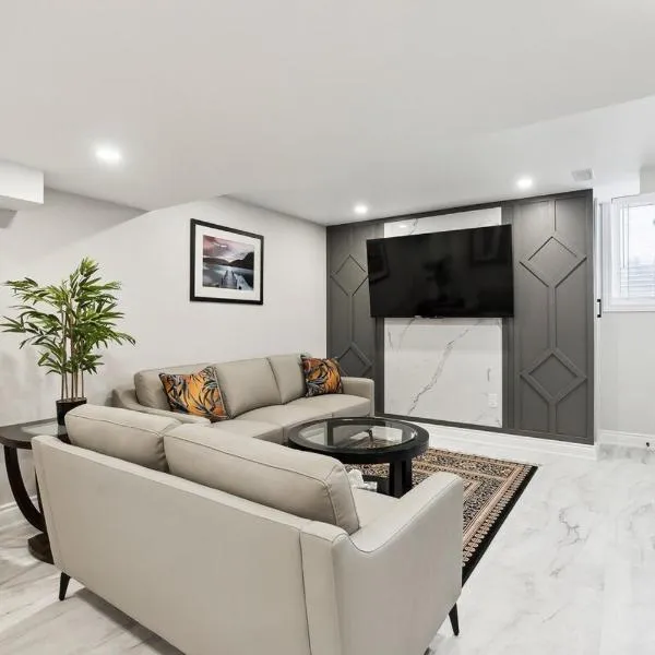 Baker Hill Executive Suite 2 Br Basement Apartment with Full Kitchen and Bath，位于Stouffville的酒店