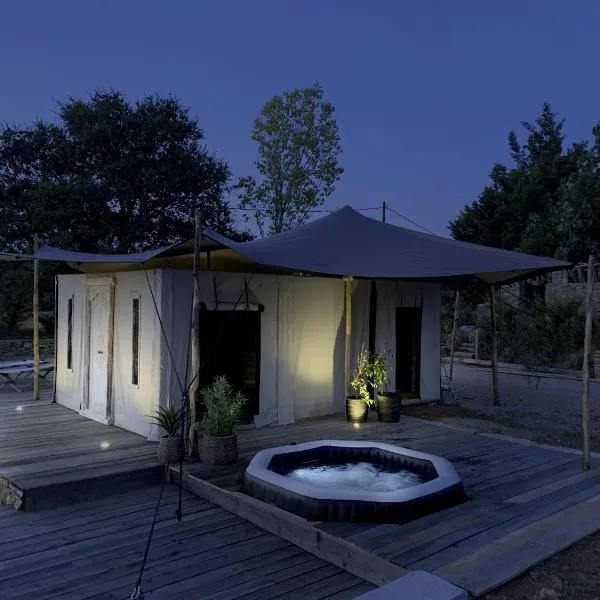 Noccemada "Spirit of Bali" Lodge, Pool & Spa，位于Saint-Julien的酒店