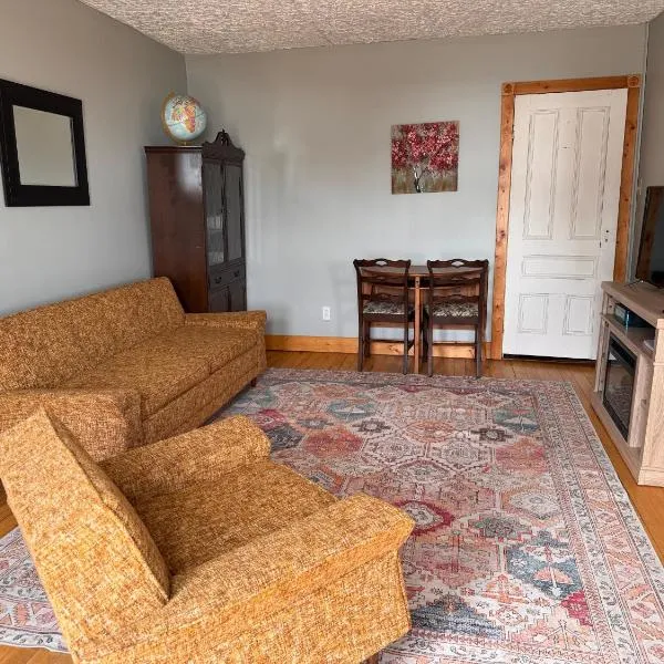 At the Farmhouse - New Frontiers Retreat，位于Eganville的酒店