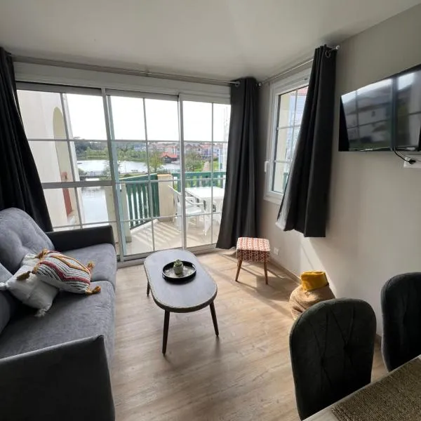 Coco studio 2 adultes et 2 enfants avec terrasse vue sur le Lac et accès parc aquatique gratuit，位于塔勒蒙的酒店
