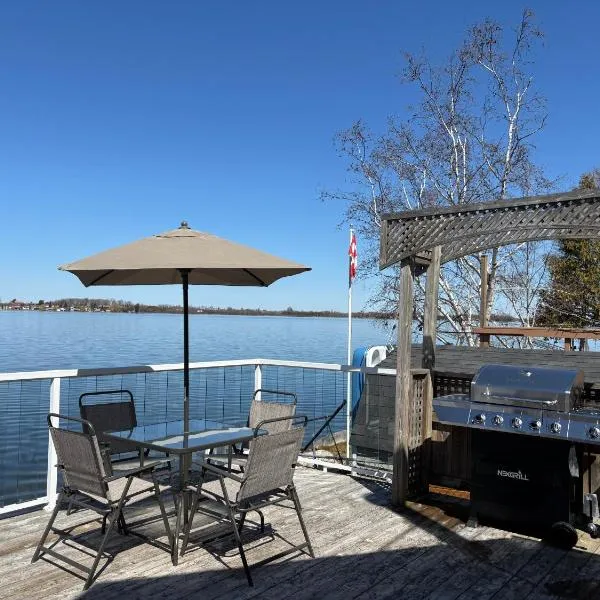 Waterfront Cottage Near Toronto Private Dock, Water Crafts, BBQ Wi-Fi - Sleeps 4，位于Manvers的酒店