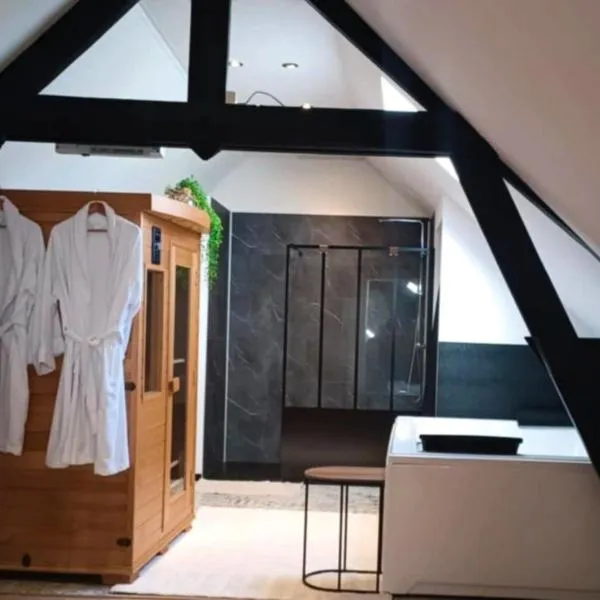 Ô13 Loft privatif sauna balnéothérapie à 30min de Pairi Daiza，位于Quiévrechain的酒店
