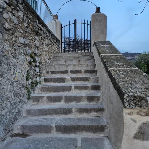 Gîte des sonnailles，位于锡斯特龙的酒店