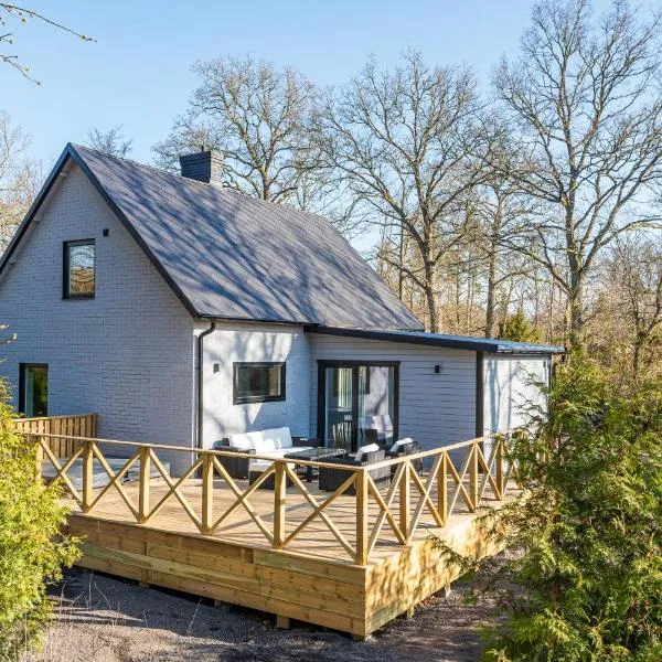 Nyrenoverad villa med spabad i Mörrum，位于Mörrum的酒店